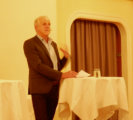 Hannes Bucher moderiert die Podiumsdiskussion.