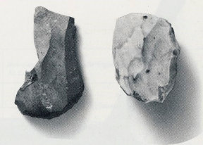 Mittelsteinzeitliche Ackerlesefunde aus Feuerstein (Silex). Stichel (links) und Kernstück (rechts).